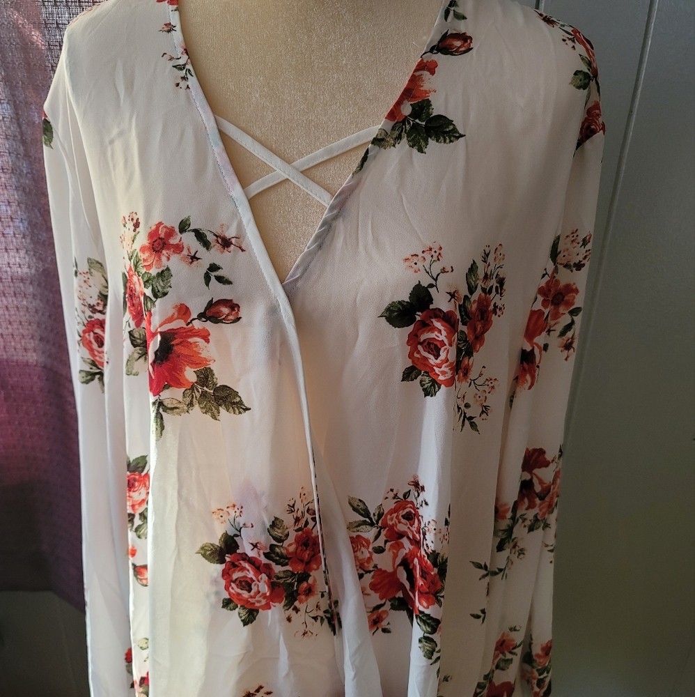 White floral strappy wrap blouse 🩵